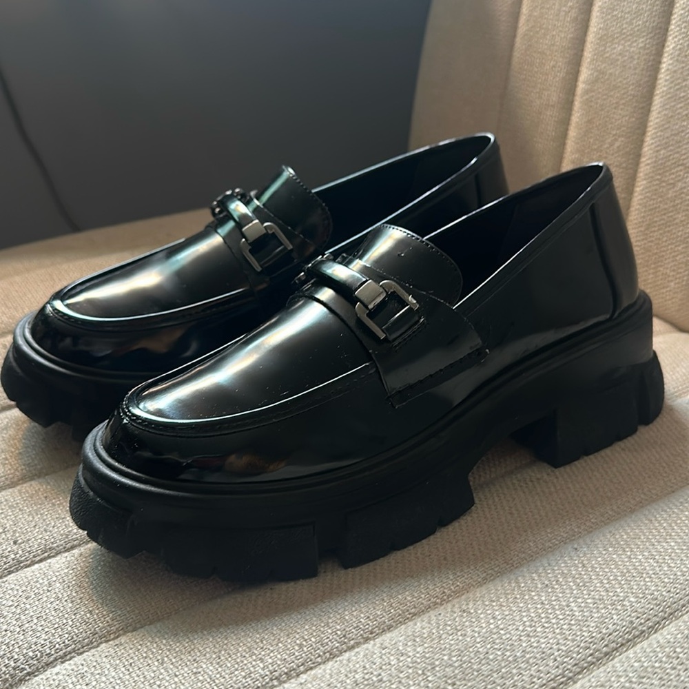 Steve Madden platform loafer worn once size 10. So cute!